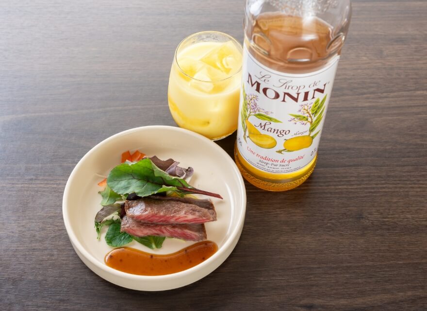 お酒とローストビーフ