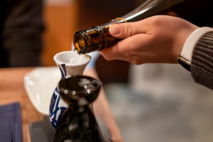 お酒を注ぐ様子