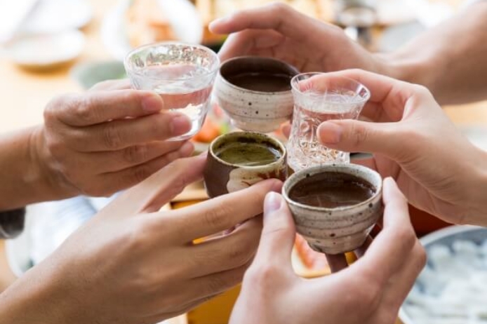 乾杯をしている様子